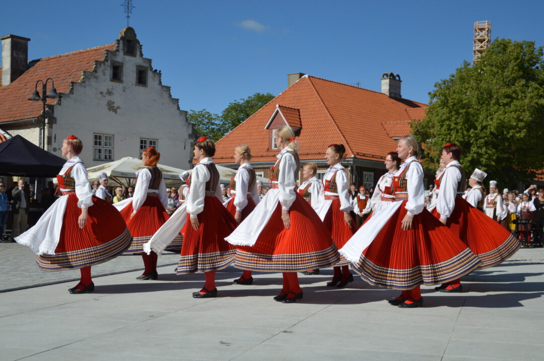 Visit Saaremaa - Rahvatantsijad Kuressaare kesklinnas - foto
