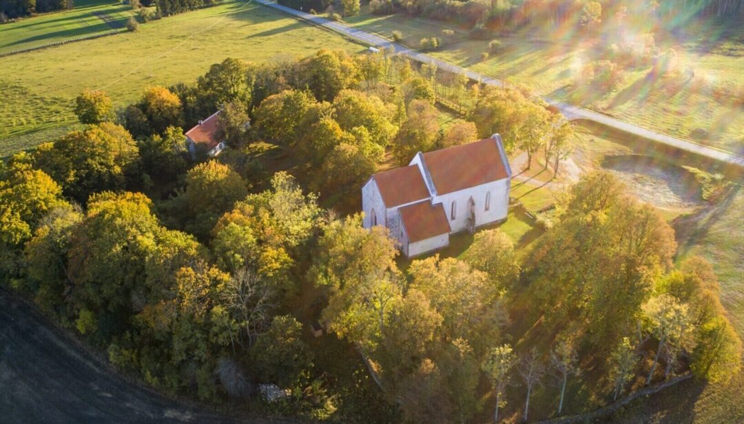 Visit Saaremaa - Karja kirik - arhitektuurifoto