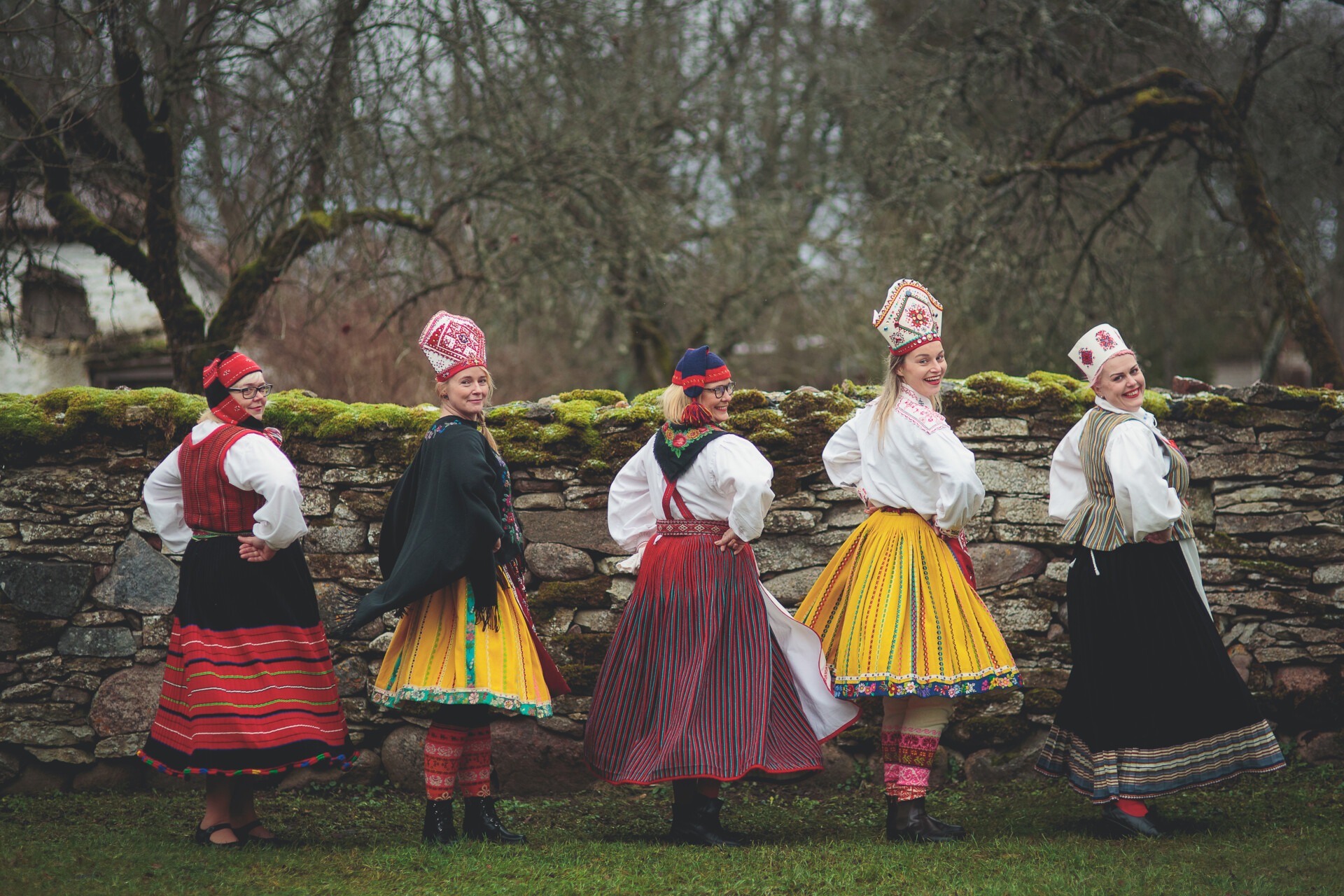 Visit Saaremaa - Naised Saaremaa ja Muhu rahvariietes - meeleolufoto