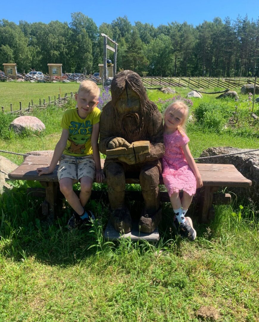 Visit Saaremaa - Lapsed Asva Viikingikülas - foto