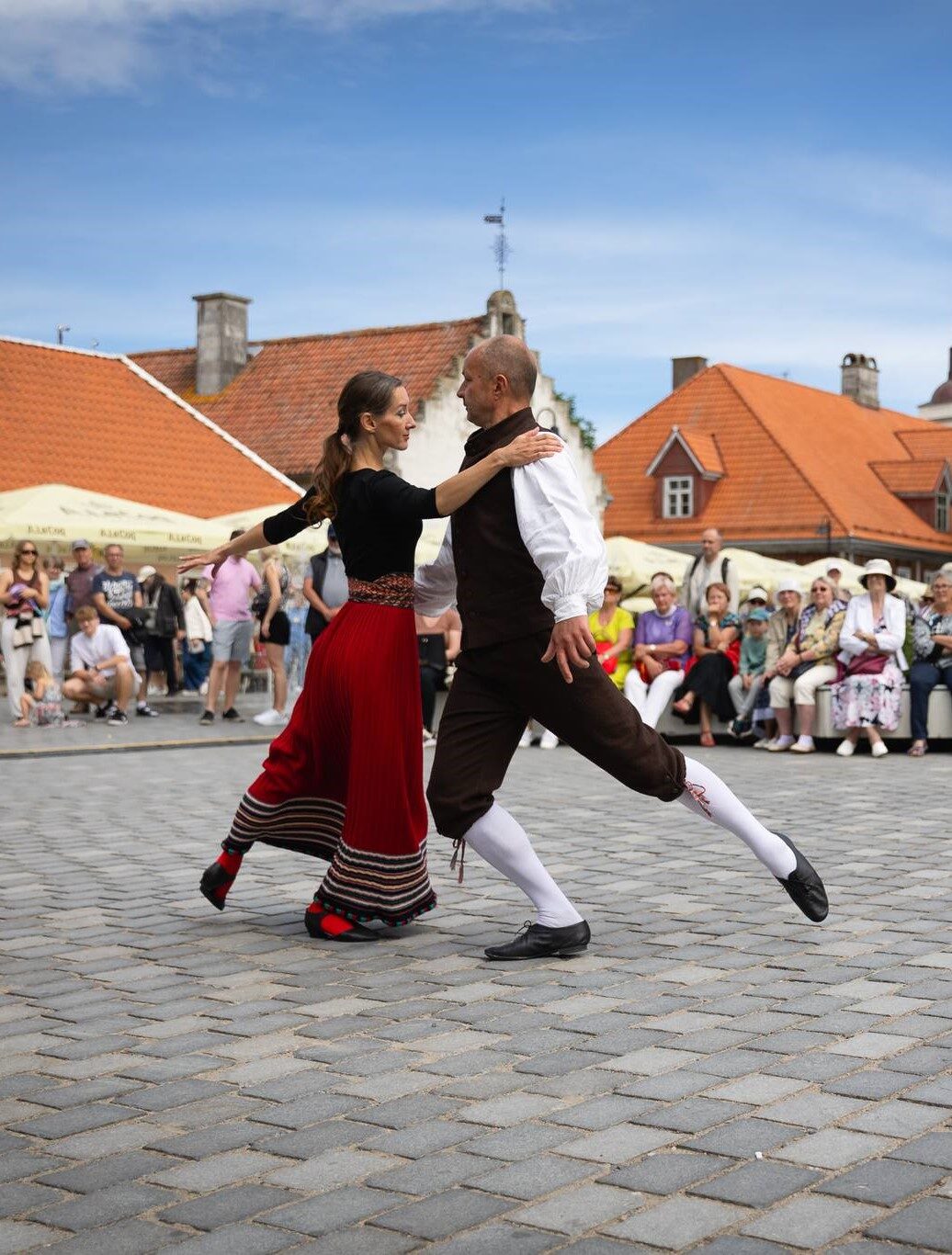 Visit Saaremaa - Juulikuu soovitajad Mairet ja Ivar tantsimas - foto