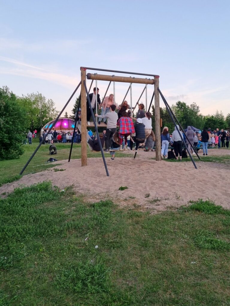Visit Saaremaa - Noored külakiigel kiikumas - meeleolufoto