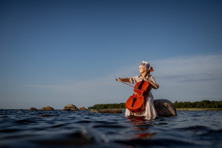 Visit Saaremaa - muusik meres mängimas