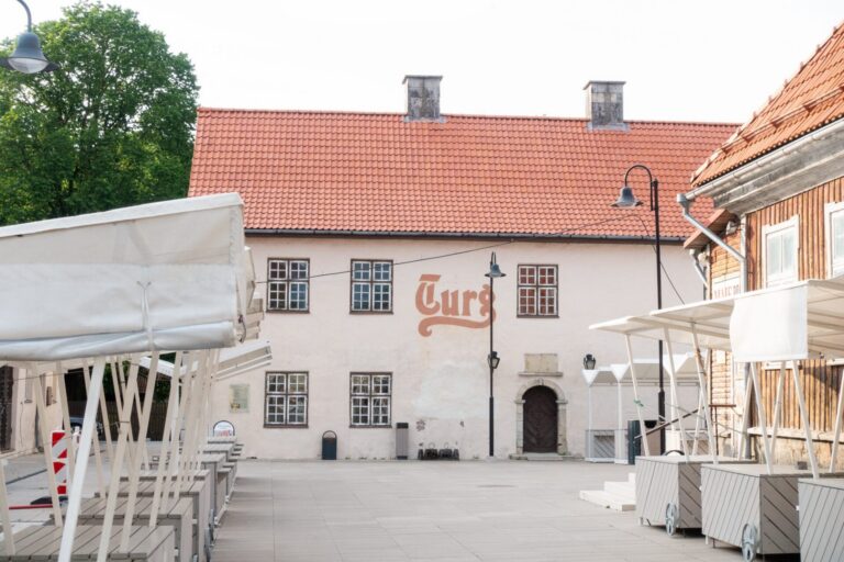 Visit Saaremaa - Kuressaare turuhoone tänasel päeval - foto