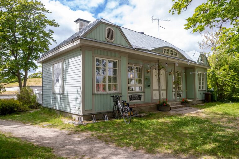 Visit Saaremaa - Lossipargi ääres asuv vana pargivaksal - foto