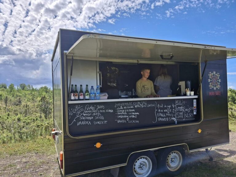 Visit Saaremaa - Muhu Jäätise Wabriku kohvik Üügu pangal - foto