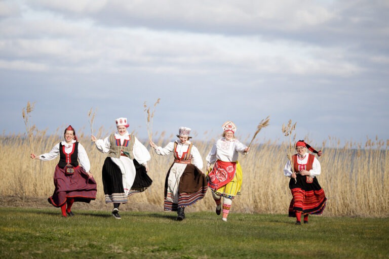Visit Saaremaa - Saaremaa kohalikud naised rahvarõivastes merekaldal - foto