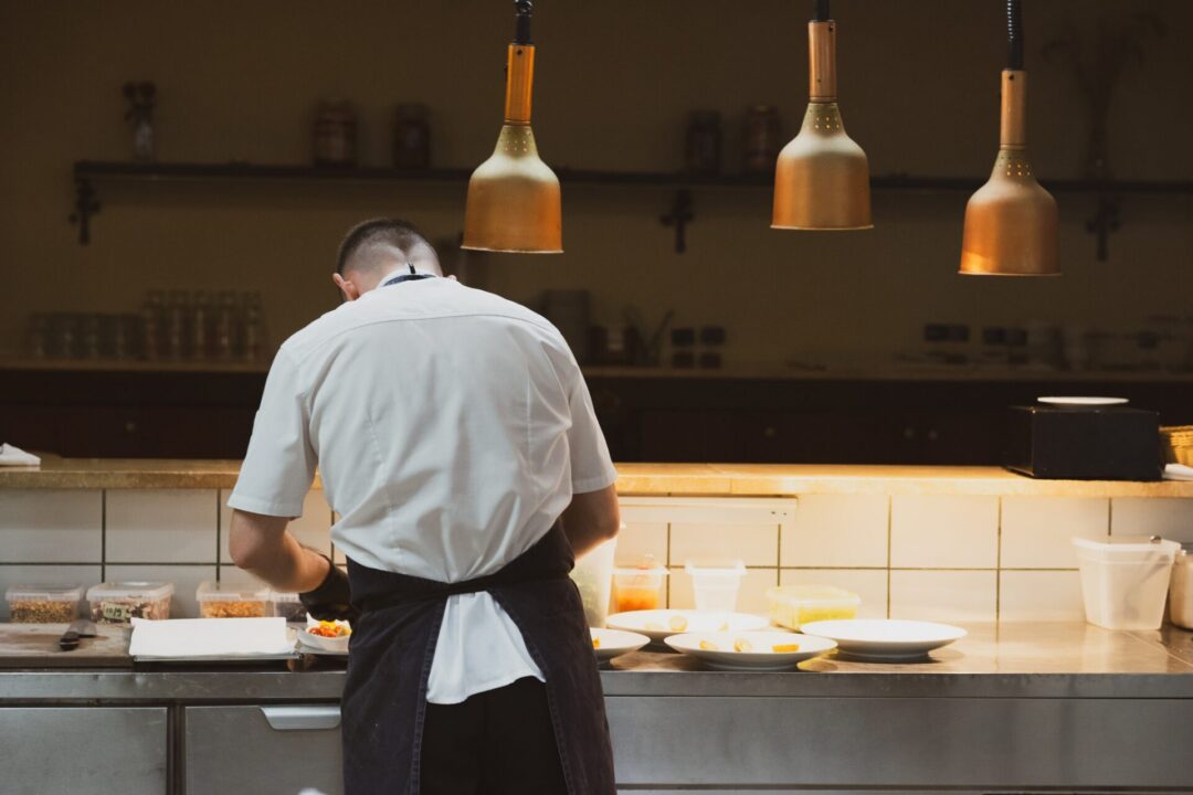 Visit Saaremaa - Restoranide Nädala raames töötav kokk - foto