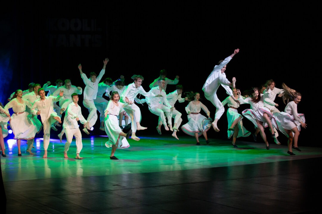 Visit Saaremaa - Saaremaa Gümnaasiumi revüü etenduse tantsijad - foto