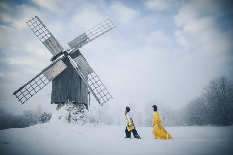 Visit Saaremaa - Tüdrukud ja tuulik 2 - Thomas Elson